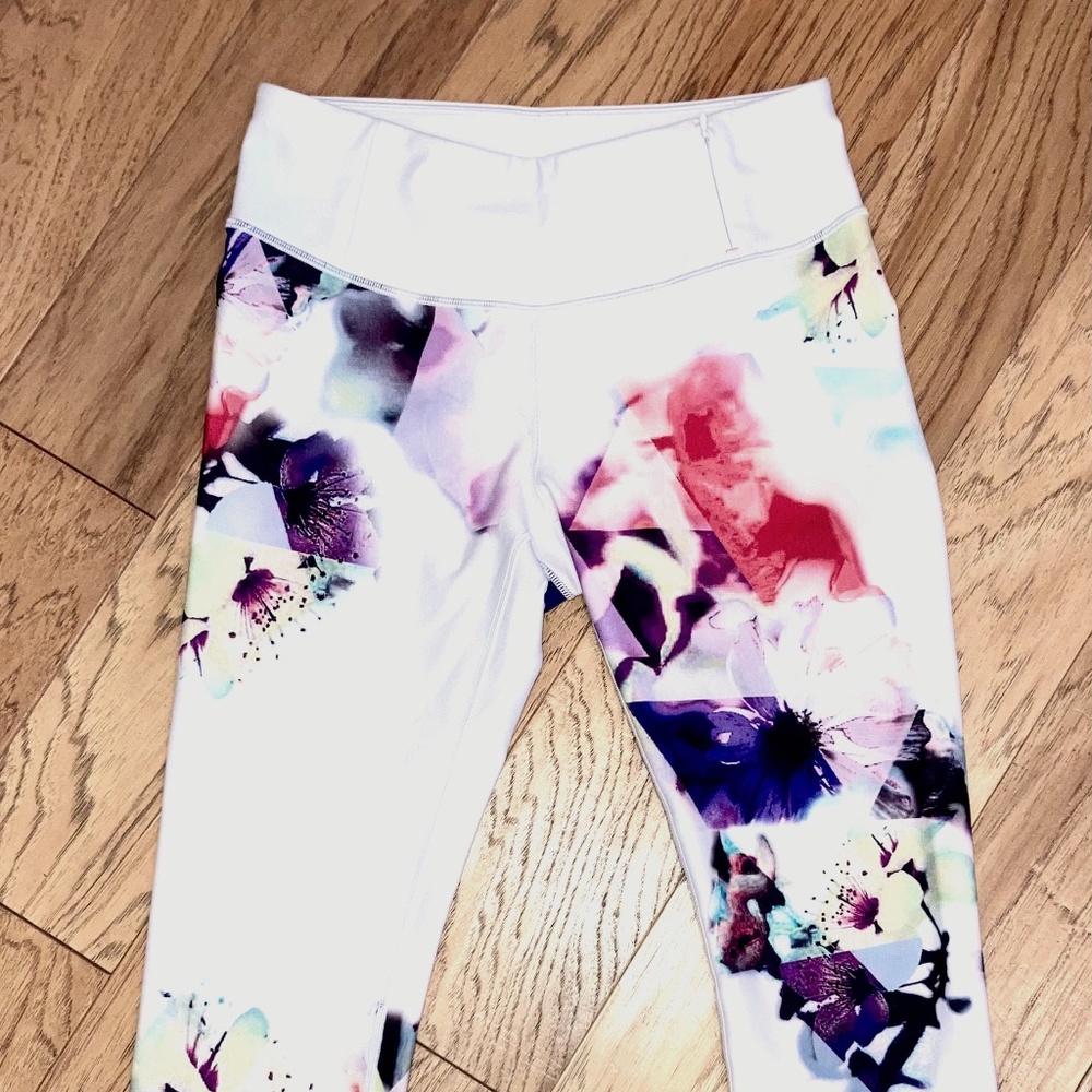 Calia by Carrie Underwood White Floral High Rise Capri